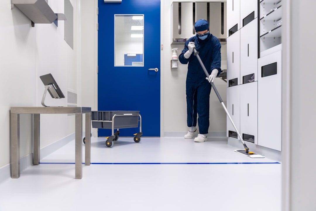 services-04 Cleanroom cleaner, cleaning laboratory environment